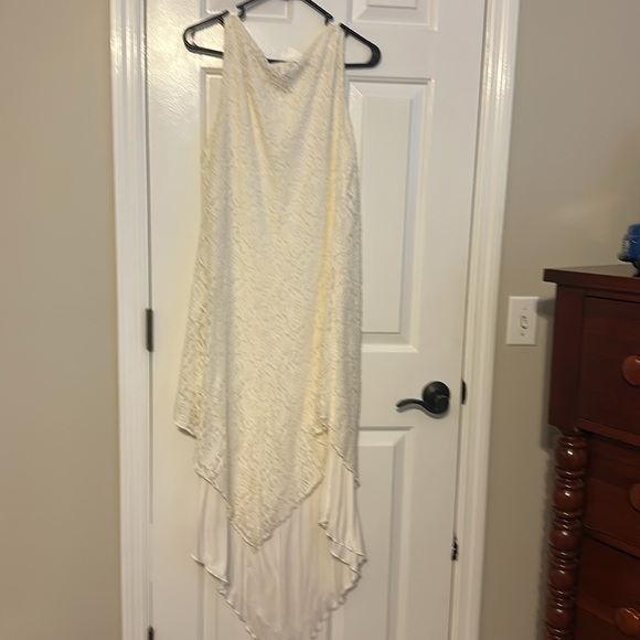 Elegant Cream Sleeveless Dress - Picture 4 of 4